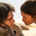 O diretor Denis Villeneuve conversa com Zendaya e Timothée Chalamet no set de Duna.