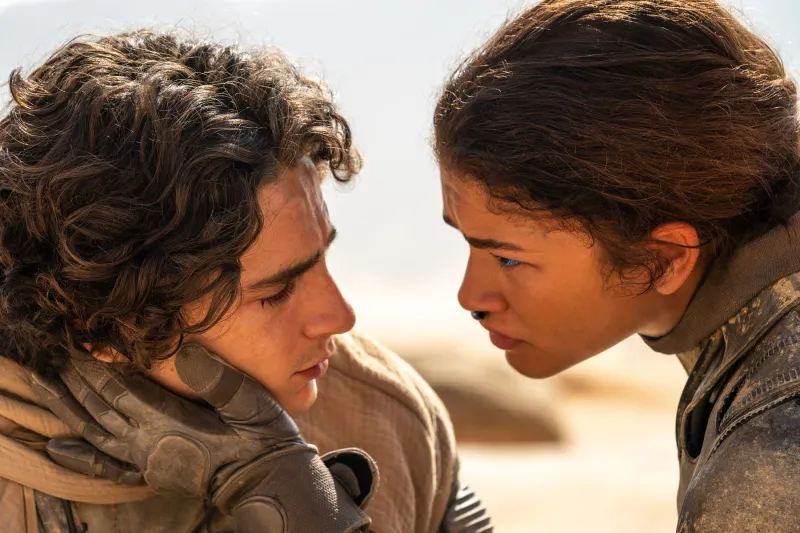 O diretor Denis Villeneuve conversa com Zendaya e Timothée Chalamet no set de Duna.