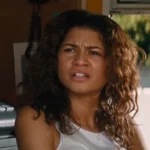 Zendaya como Rue sendo interrogada em cena da 3ª temporada de Euphoria