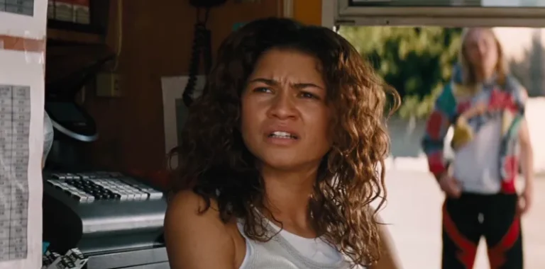 Zendaya como Rue sendo interrogada em cena da 3ª temporada de Euphoria