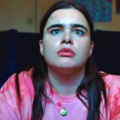 Faces da Morte Barbie Ferreira como moderadora de conteúdo em trailer sangrento do reboot