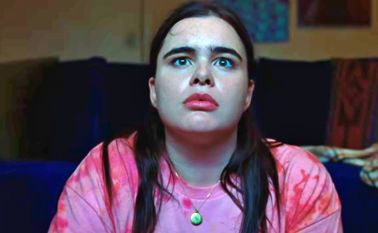 Faces da Morte Barbie Ferreira como moderadora de conteúdo em trailer sangrento do reboot