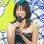 Gemma Chua-Tran no AACT cantando.