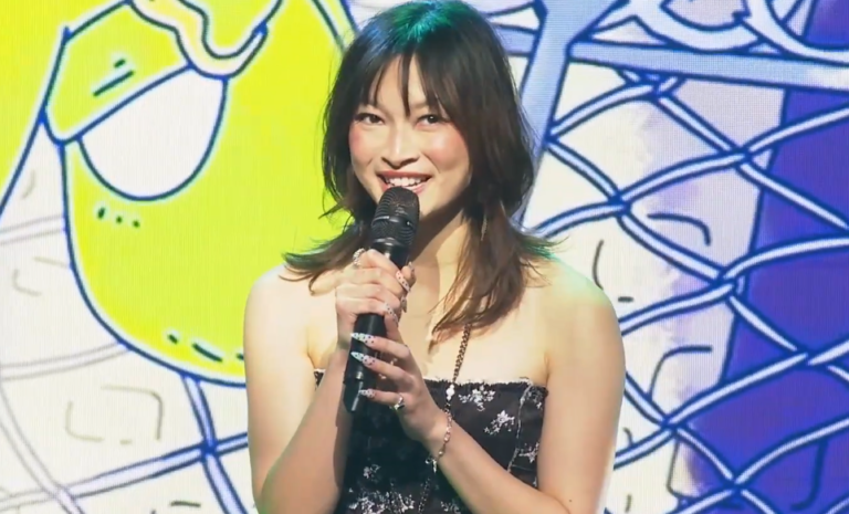 Gemma Chua-Tran no AACT cantando.