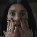 Camila Morrone em 'Something Very Bad Is Going to Happen'