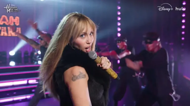 Miley Cyrus usando a icônica peruca loira de Hannah Montana no palco do especial de 20 anos.