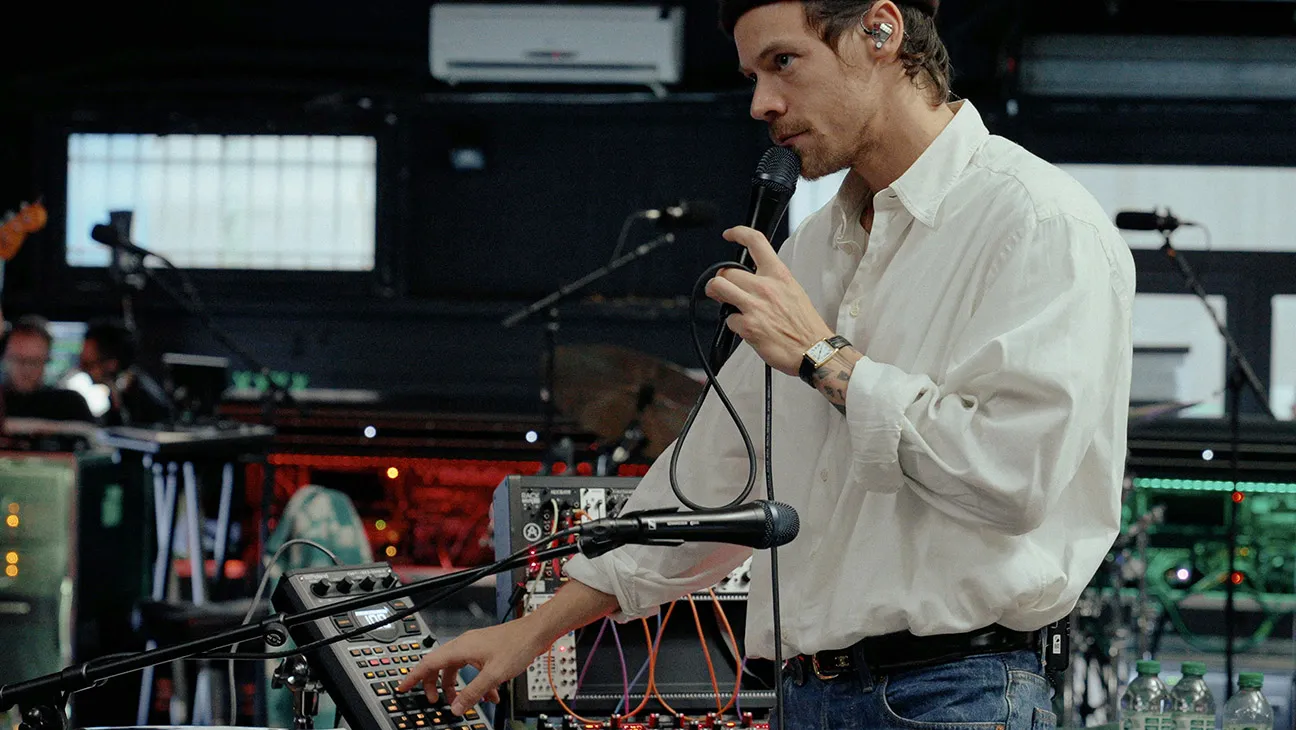 Harry Styles se apresentando no palco do Co-op Live em Manchester.