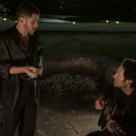 Os atores Paul Rudd e Nick Jonas em uma cena musical do filme Hit para Dois no palco.