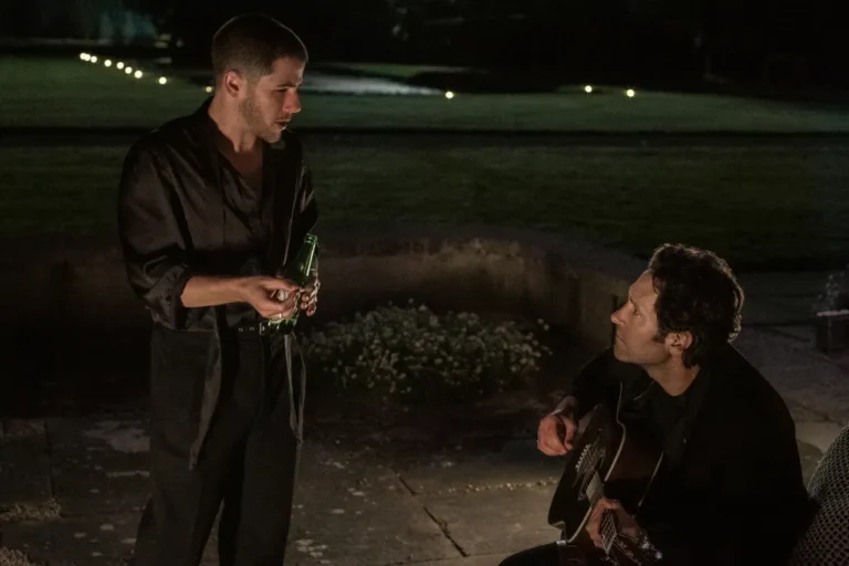 Os atores Paul Rudd e Nick Jonas em uma cena musical do filme Hit para Dois no palco.