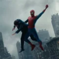 Homem-Aranha de Tom Holland balançando entre prédios com novo uniforme.