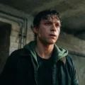Tom Holland como Peter Parker em cena do trailer oficial de Homem-Aranha: Um Novo Dia.