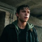 Tom Holland como Peter Parker em cena do trailer oficial de Homem-Aranha: Um Novo Dia.