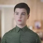 Iain Armitage com boné e camisa social durante cena de pôquer em Fantasmas