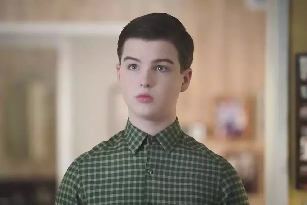 Iain Armitage com boné e camisa social durante cena de pôquer em Fantasmas