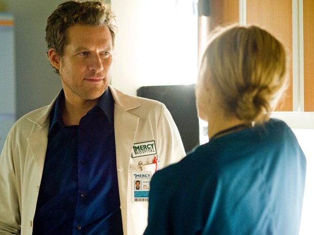James Tupper como Dr. Chris Sands na série médica Mercy da NBC.