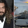 Jason Momoa deixa região de North Shore após enchentes no Havaí e mobiliza comunidade com apoio e arrecadação para vítimas.