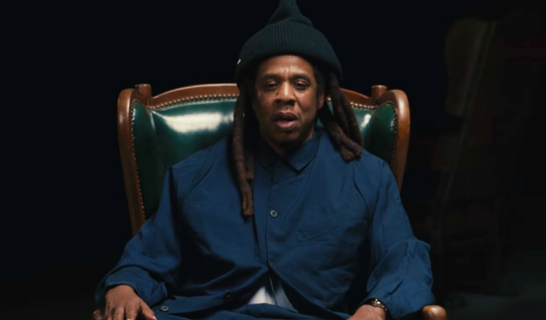 Jay-Z em entrevista à GQ discutindo processo arquivado e turbulência do rap