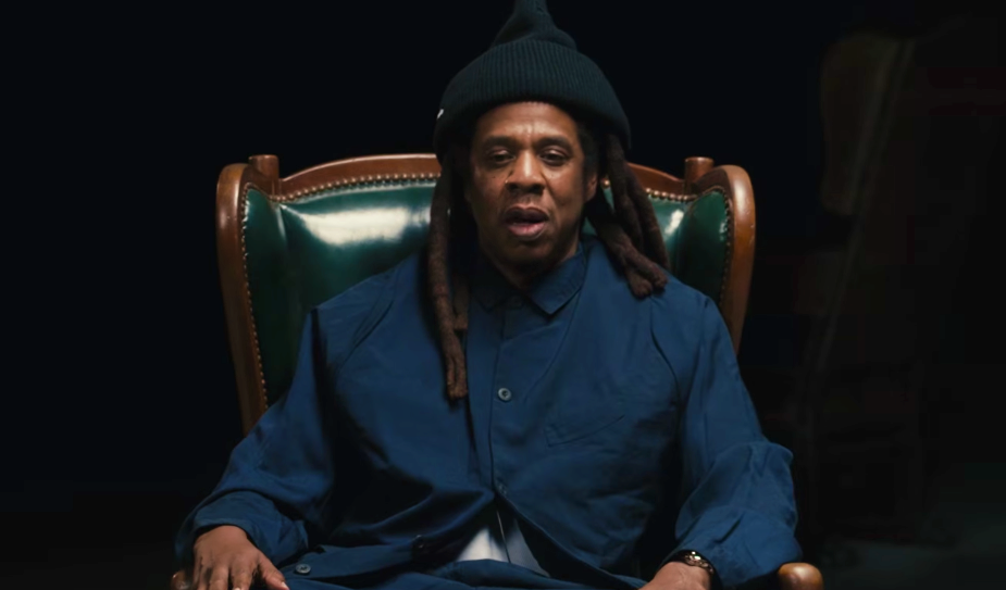 Jay-Z em entrevista à GQ discutindo processo arquivado e turbulência do rap