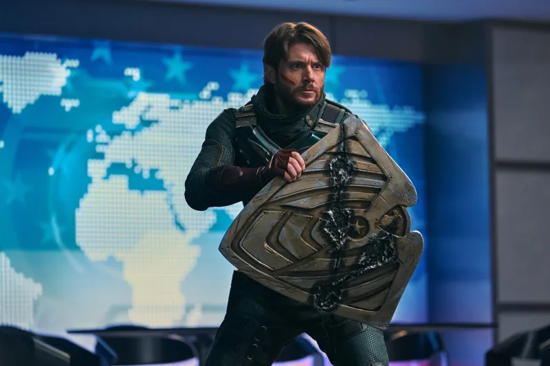 Jensen Ackles interpretando Soldier Boy em cena de Vought Rising, série derivada de The Boys