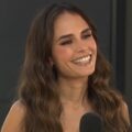 Atriz Jordana Brewster sorrindo em evento de lançamento.