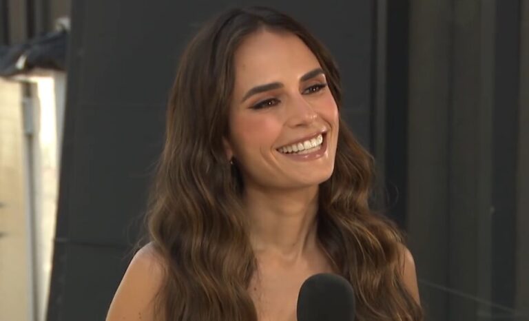 Atriz Jordana Brewster sorrindo em evento de lançamento.