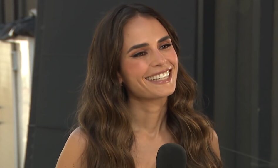 Atriz Jordana Brewster sorrindo em evento de lançamento.