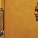 Michael Fassbender caracterizado como Joe Kennedy Sr em imagem de bastidores