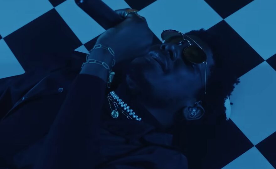 O músico Labrinth surpreendeu fãs com postagem enigmática anunciando sua aposentadoria. O artista criticou a indústria e mencionou o fim do ciclo com Euphoria.