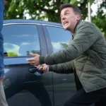 Cena de Malcolm in the Middle com Frankie Muniz e Bryan Cranston no revival