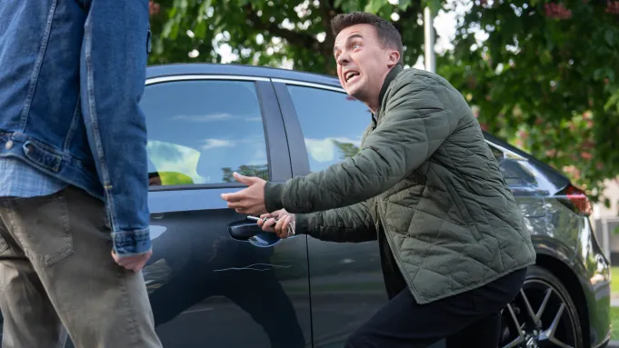 Cena de Malcolm in the Middle com Frankie Muniz e Bryan Cranston no revival