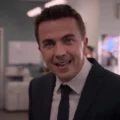 Ator Frankie Muniz como Malcolm em cena do trailer oficial do revival para o streaming focado em negócios de entretenimento.