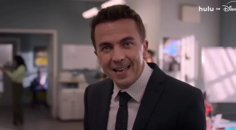 Ator Frankie Muniz como Malcolm em cena do trailer oficial do revival para o streaming focado em negócios de entretenimento.
