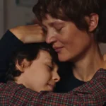 Me Ame Com Ternura Vicky Krieps em cena como mãe em disputa judicial pela guarda do filho