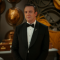 O apresentador Peter Serafinowicz em cenário do reality show Million Dollar Secret da Netflix.