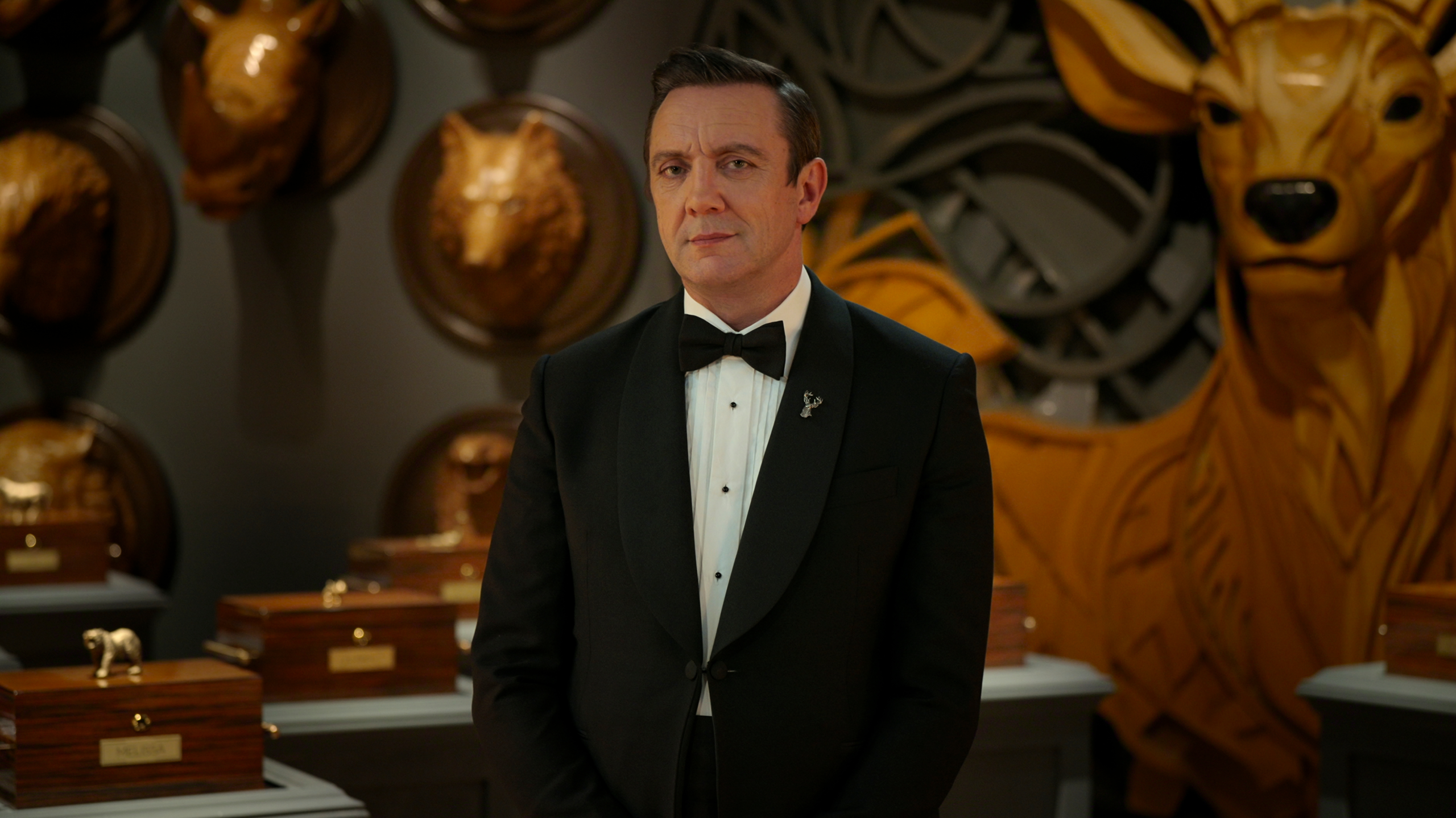 O apresentador Peter Serafinowicz em cenário do reality show Million Dollar Secret da Netflix.