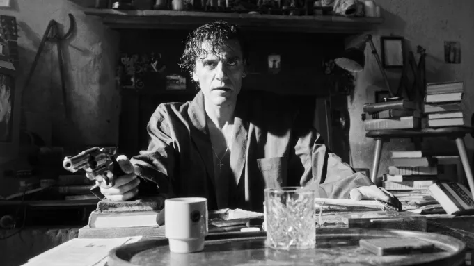 Logotipo do filme Na Mão de Dante sobre um fundo que remete a manuscritos antigos e iconografia clássica.