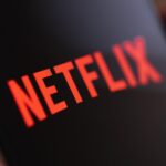 Logotipo da Netflix em destaque sobre fundo digital representando a reestruturação da equipe global de produtos.