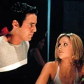 Nicholas Brendon em registro com Sarah Michelle Gellar durante as gravações da série Buffy a Caça-Vampiros.