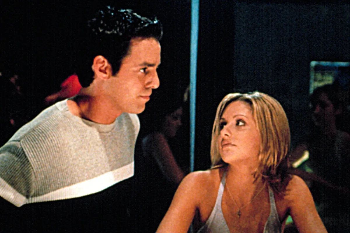 Nicholas Brendon em registro com Sarah Michelle Gellar durante as gravações da série Buffy a Caça-Vampiros.