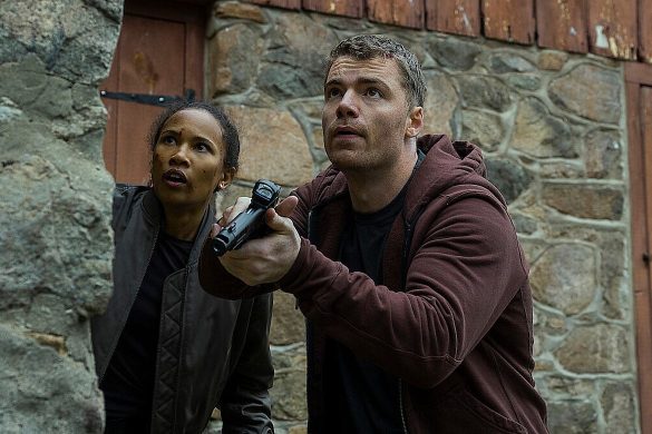 Ator Gabriel Basso como o personagem Peter Sutherland em cena de ação da série O Agente Noturno da Netflix.