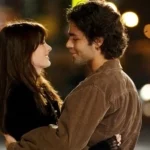 Os dois personagens se beijando no filme O Diabo Veste Prada.