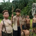 Garotos em uma ilha tropical na série O Senhor das Moscas da Netflix.