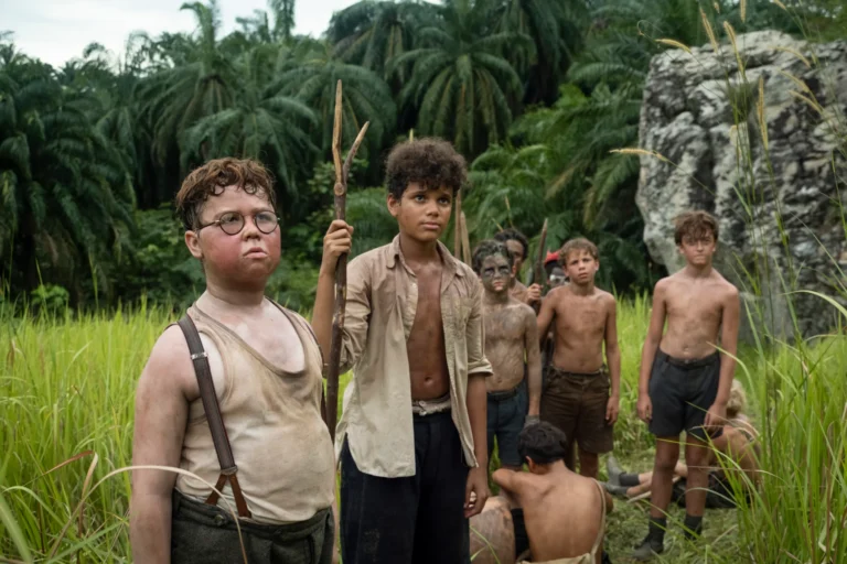 Garotos em uma ilha tropical na série O Senhor das Moscas da Netflix.