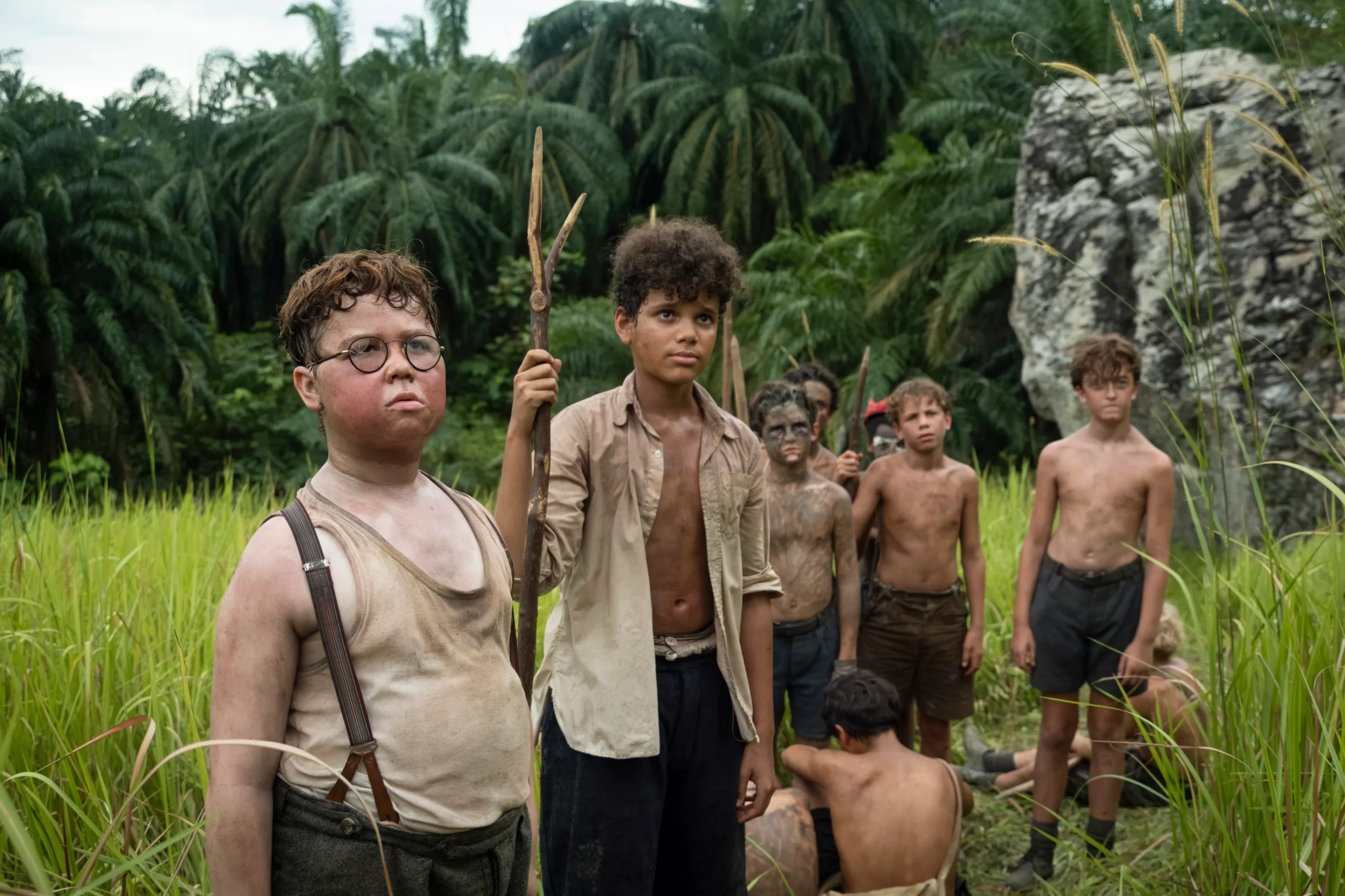 Garotos em uma ilha tropical na série O Senhor das Moscas da Netflix.