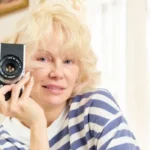 Pamela Anderson em sua campanha publicitária para a Aerie