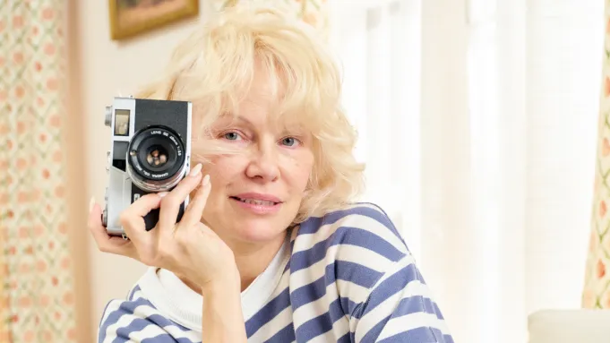 Pamela Anderson em sua campanha publicitária para a Aerie