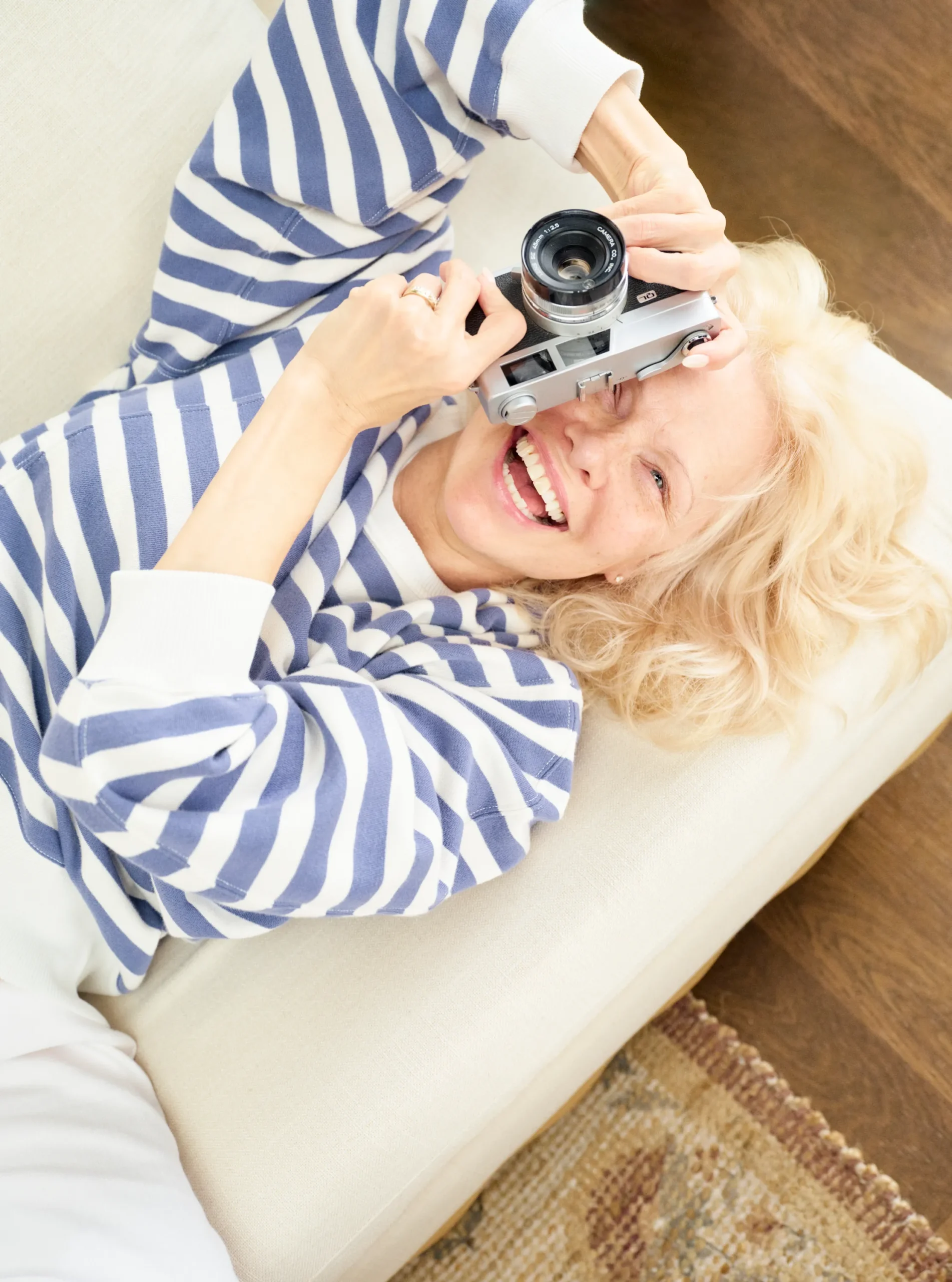 Anderson vestindo o moletom Go-To da Aerie