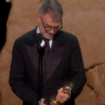 O diretor Paul Thomas Anderson segura suas estatuetas do Oscar nos bastidores da cerimônia.