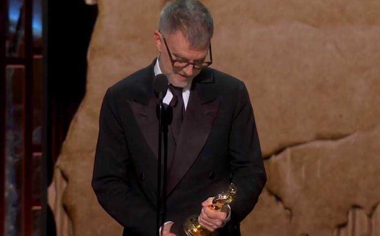 O diretor Paul Thomas Anderson segura suas estatuetas do Oscar nos bastidores da cerimônia.