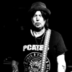 O guitarrista Phil Campbell no palco durante uma performance do Motörhead.